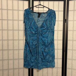 short sleeve blue paisley pattern top with v neck and flowy ruched bust detail
